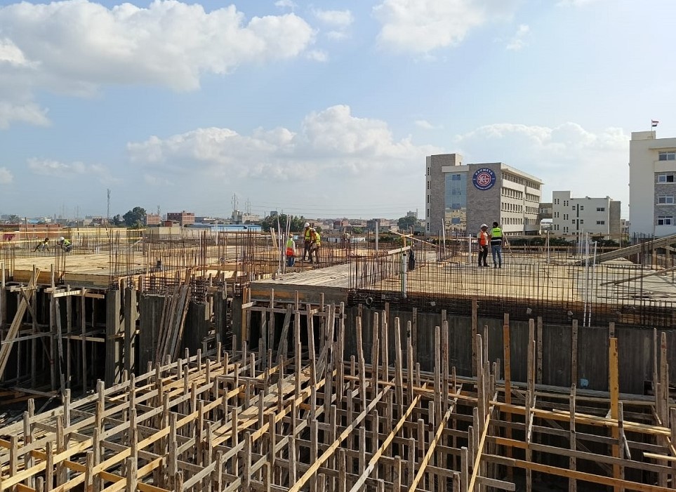Bauarbeiten für den Schulneubau im vollen Gange   رؤية واقعية للمبنى الجديد حاليًا/ آنية
