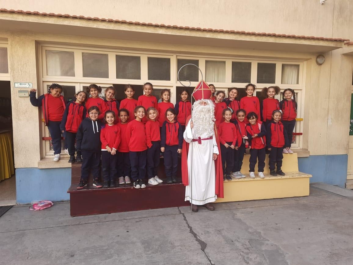 St. Nikolaus besucht die Grundschule.<br>