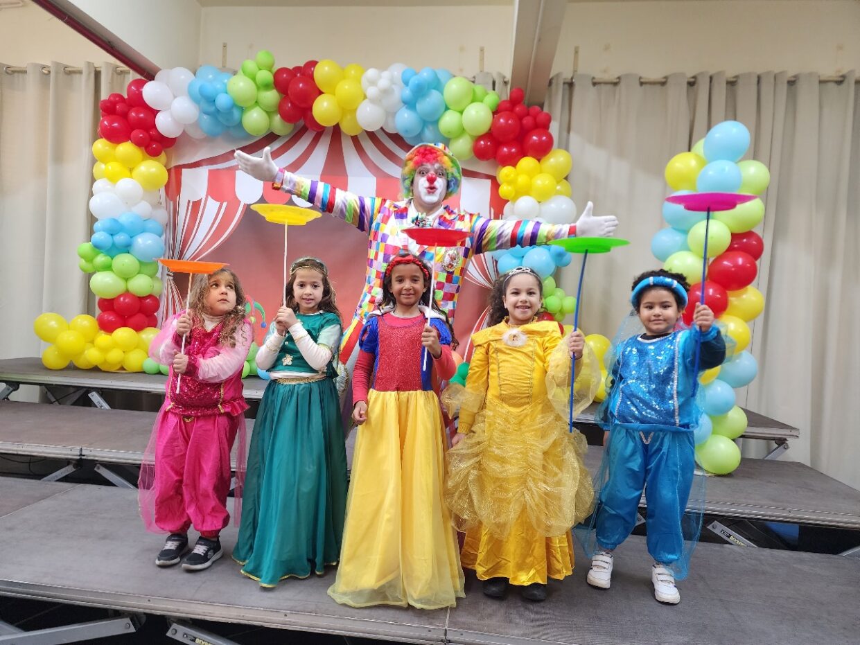 Ein buntes Fest mit Clown und Zauberer