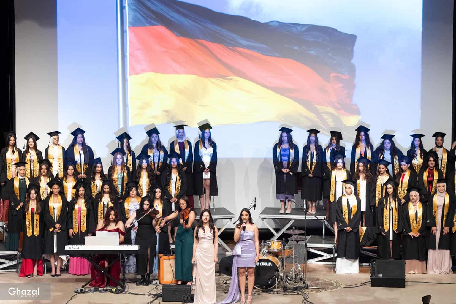 Herzlichen Glückwunsch, liebe  Absolventinnen des Jahrgangs 2024/2025!